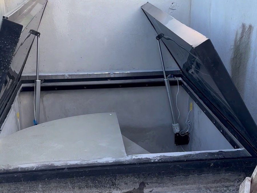 Claraboia motorizada Oriuz instalada em obra