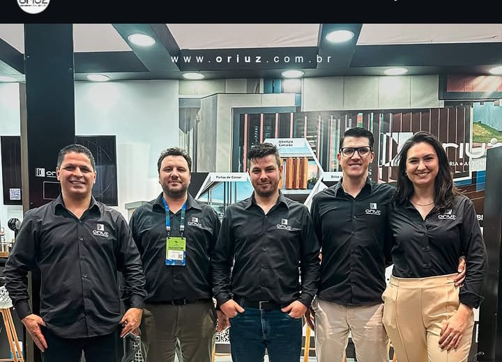 Equipe Oriuz na feira Construir.AI